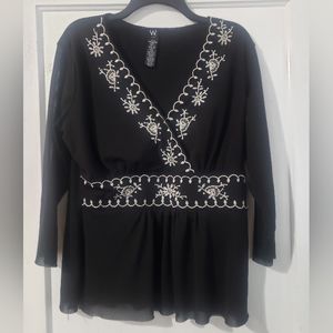 Black Top with Pretty White Detailing, W Woman, Size 1X